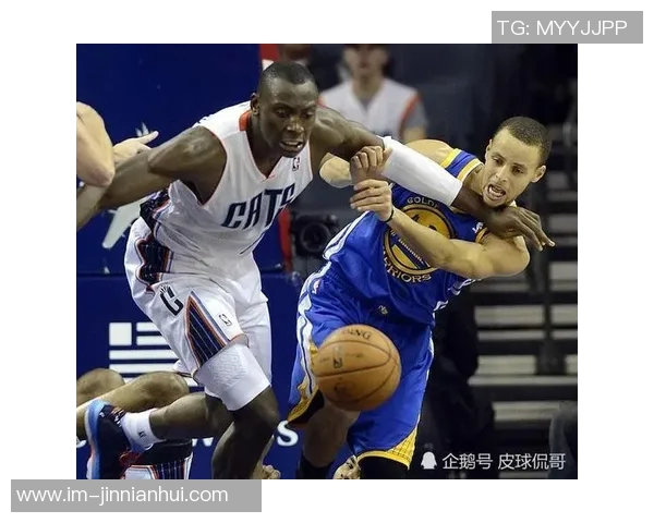 张佳玮分析库里战术变化先喂饱内线再展现外线威力